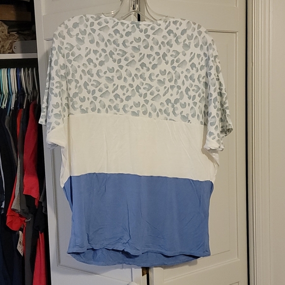 Short sleeved patterned top size medium - Picture 2 of 2